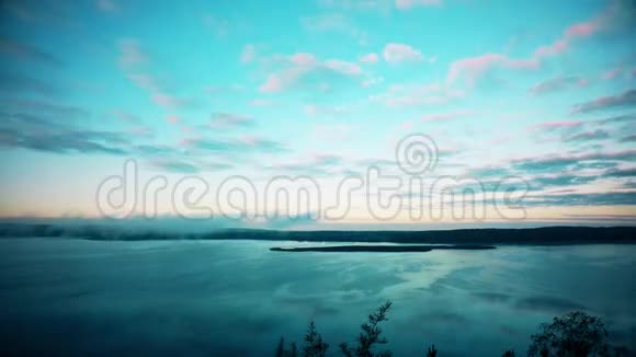 早上雾在湖面上时间推移视频的预览图