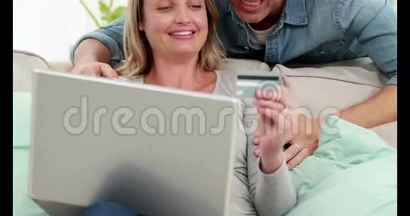 微笑的情侣在网上购物视频的预览图