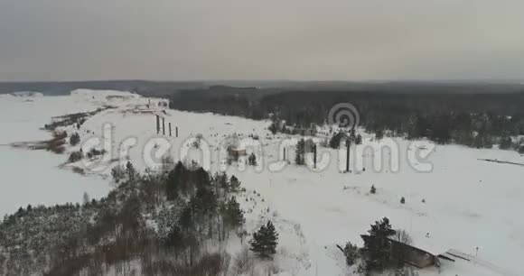 爱沙尼亚冰雪覆盖的冰冻湖泊的鸟瞰图视频的预览图