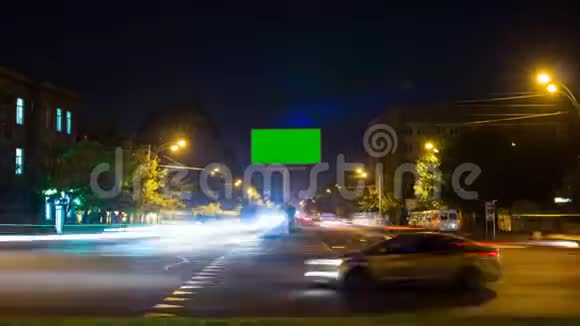 一个广告牌在城市交通的背景上有一个绿色的屏幕曝光时间很长时间流逝相机是视频的预览图