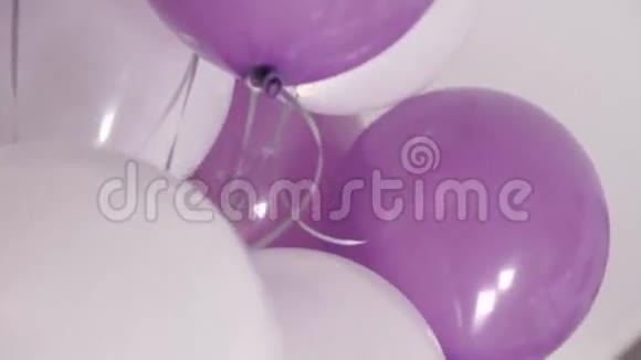 女孩用白色和粉红色的氦气球装饰现代房间视频的预览图