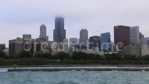 雾蒙蒙的一天看芝加哥市中心视频的预览图