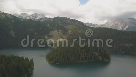 国家公园杜米托黑湖的空中镜头视频的预览图
