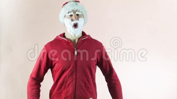 圣诞老人用圣诞花环跳舞视频的预览图