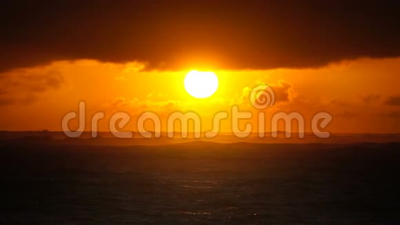 在海浪上的戏剧性日落云视频的预览图