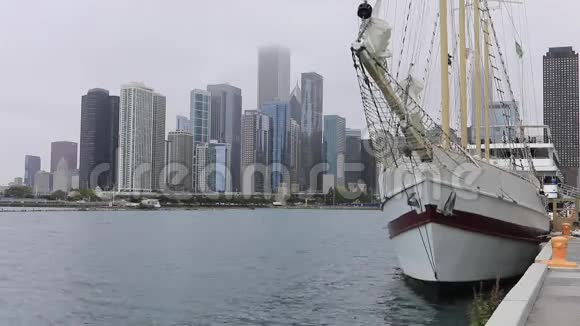芝加哥的天际线在雾蒙蒙的一天从海军码头视频的预览图