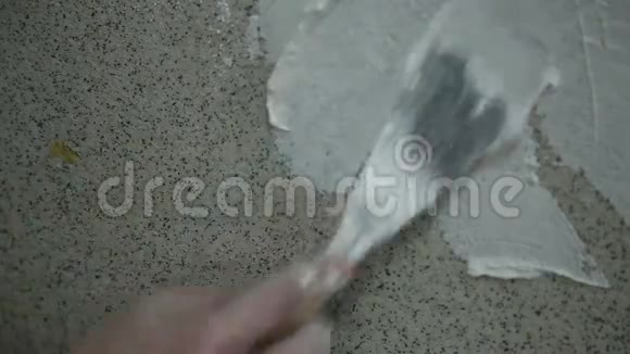 在干燥的墙上涂上石膏的人建筑工人抹灰视频的预览图