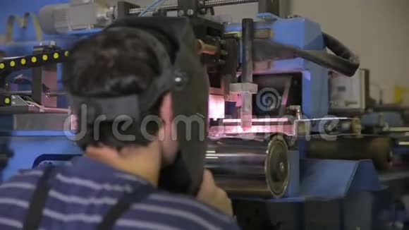工人控制等离子焊机焊接金属零件视频的预览图
