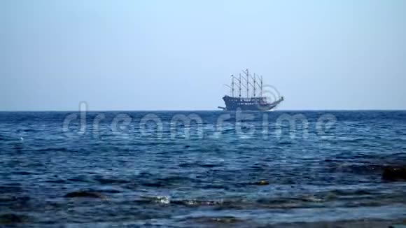 海盗船在海上航行视频的预览图