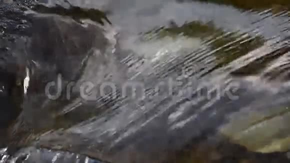 水面上荡起涟漪小裂谷视频的预览图