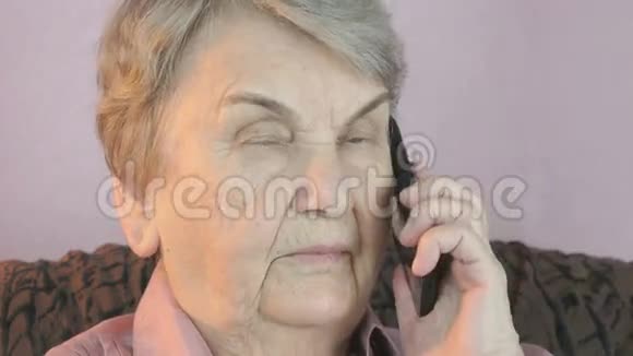 年龄大的女人在手机上认真地说话视频的预览图