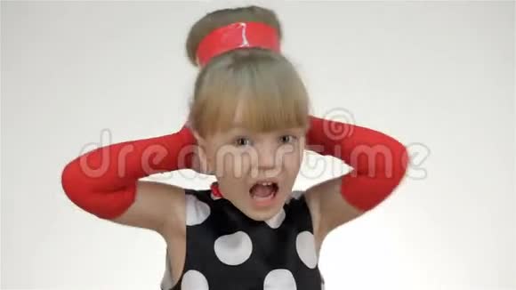 小女孩用手捂住耳朵视频的预览图