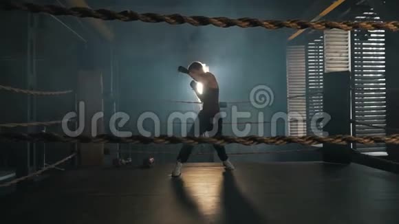 轻型拳击手训练戒指在老式风格健身房视频的预览图