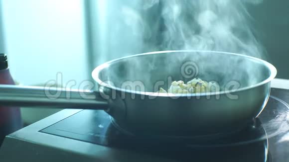 厨师用平底锅煎出新鲜蔬菜视频的预览图