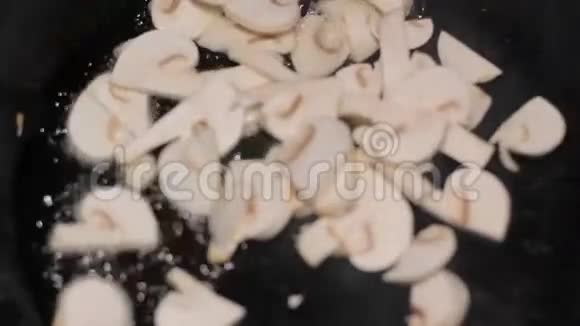 在煎锅里煎蘑菇视频的预览图