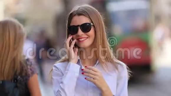 漂亮的女人正在她时尚的包里寻找她的手机她穿着古典的衣服嘴唇是红色的视频的预览图