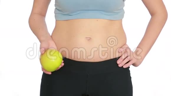 女人胖肚子超重和减肥的概念吃绿苹果视频的预览图