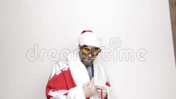 一个穿着圣诞老人服装的商人把他的脸带到摄像机前想看看是谁在那里并与他交流视频的预览图