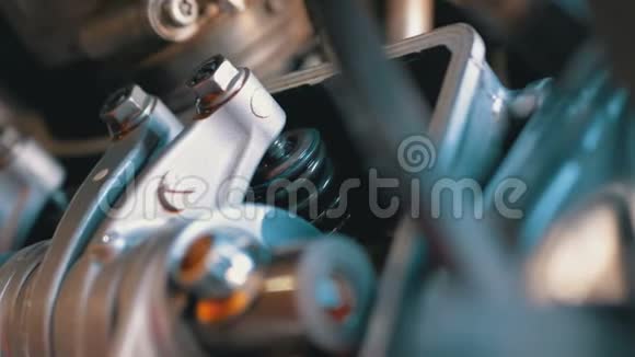 摩托车发动机中的阀门凸轮轴摩托车发动机视频的预览图