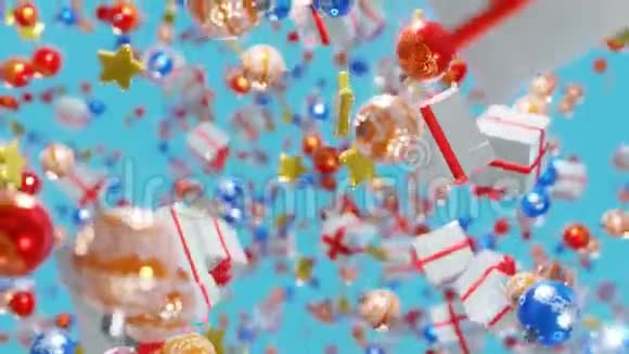 圣诞节背景新的2020年节日背景五颜六色的圣诞球礼物和金色的星星在太空中移动视频的预览图