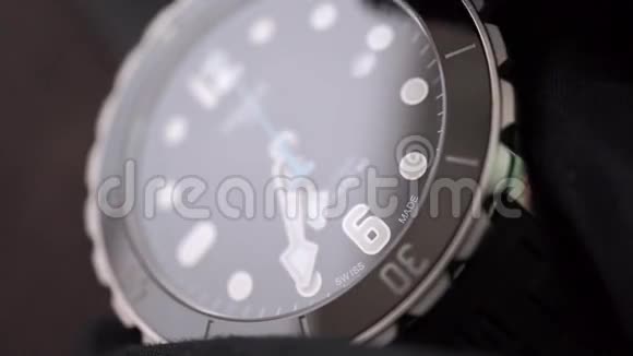 瑞士制造腕表的设定时间和日期视频的预览图