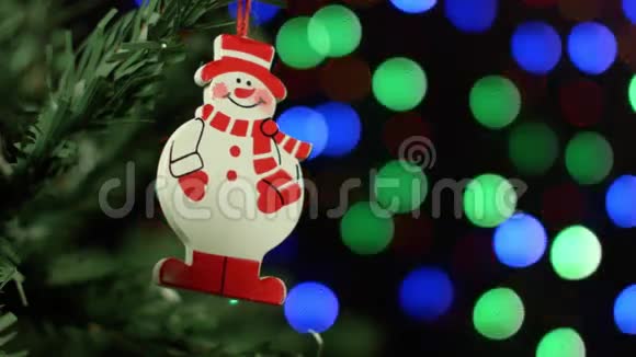 圣诞节背景圣诞树和雪人背景模糊的灯光视频的预览图