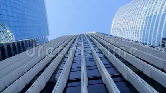 从下往上加石层的高玻璃建筑视频的预览图