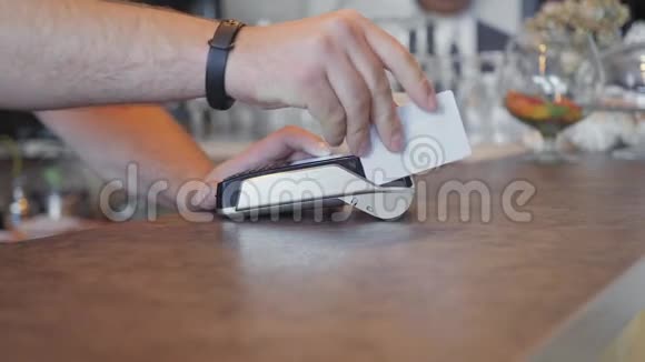 用信用卡和pos终端付款打印支票咖啡店视频的预览图