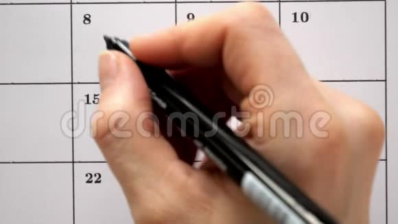 用钢笔在日历上签名画一个悲伤的日子视频的预览图