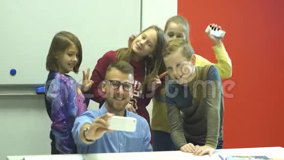 一个留胡子的年轻人和他的一群孩子一起自拍视频的预览图