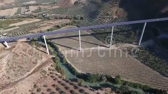 1080p飞机飞越公路桥和下游村庄和橄榄园安达西班牙一排排橄榄树视频的预览图