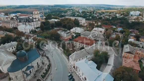 旧市中心的鸟瞰旧房子和市政厅无人机飞过屋顶视频的预览图