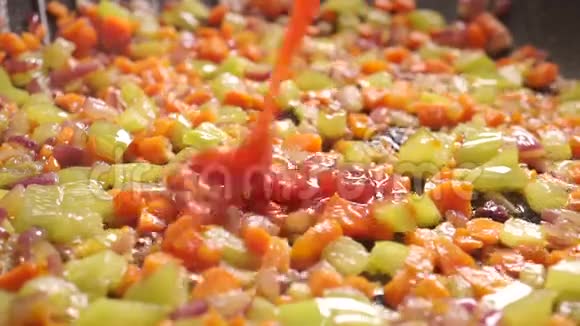 在烤菜时加入浓番茄酱关闭录像视频的预览图