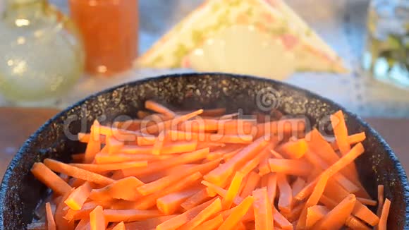切好的胡萝卜在铸铁锅中煎蒸汽上升有选择的焦点视频的预览图