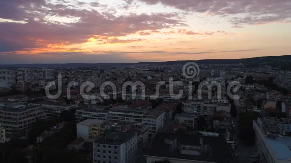 鸟瞰保加利亚瓦尔纳大教堂五彩缤纷的日落视频的预览图