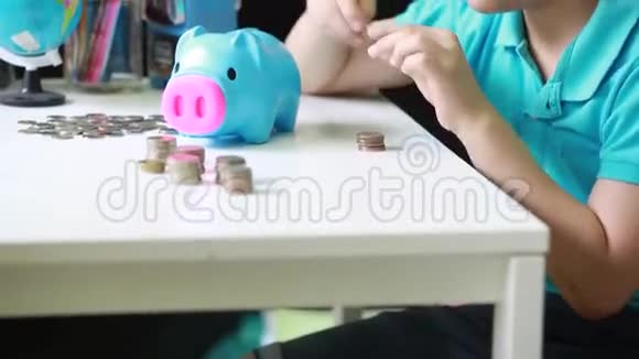 小亚洲男孩存钱储蓄罐视频的预览图