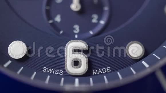 瑞士制造的蓝钟表盘大野车射击视频的预览图