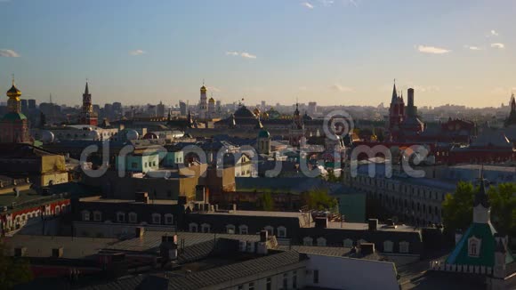 莫斯科中心的屋顶和莫斯科克里姆林宫的时间间隔视频的预览图