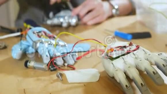 科学家组装创新的控制机器人手臂高科技创新技术视频的预览图