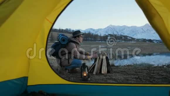 夜间露营迷人的一对游客面对面坐在前面的帐篷附近篝火下闪耀的星空20s4k视频的预览图