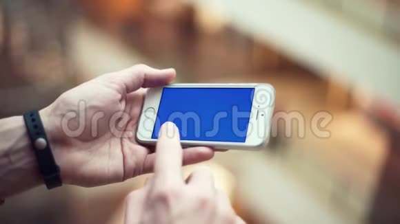 男性使用带蓝色屏幕的电话视频的预览图