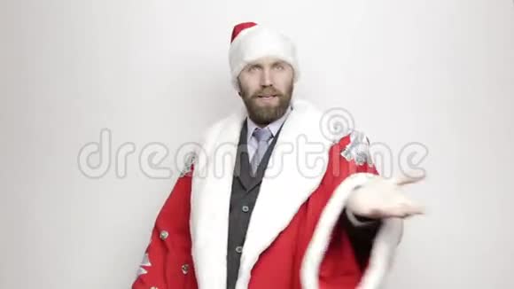 穿着圣诞老人套装的商人拿着一张纸上面写着数字最后倒数视频的预览图