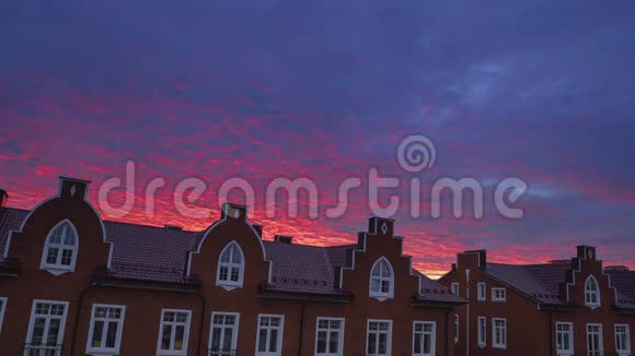 红砖镇房屋上的夕阳红时光流逝视频的预览图