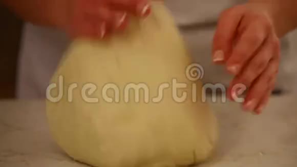 面包师揉面团视频的预览图