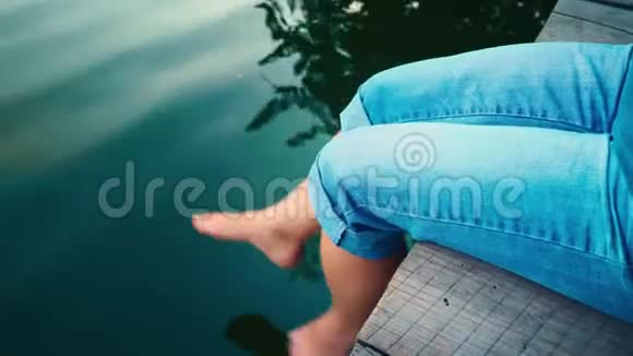 一位年轻女子在湖边放松视频的预览图