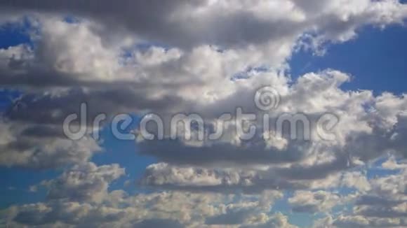 美丽的云彩奔跑时间流逝视频视频的预览图
