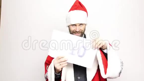穿着圣诞老人套装的商人拿着一张纸上面写着数字最后倒数视频的预览图