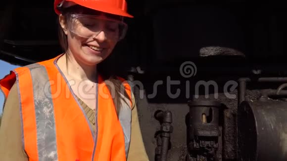 工人检查职业挖掘机的液压系统视频的预览图
