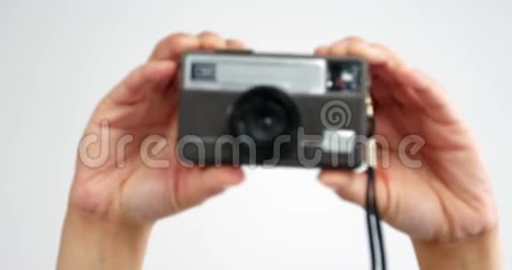 特写摄影师用老式相机拍照视频的预览图