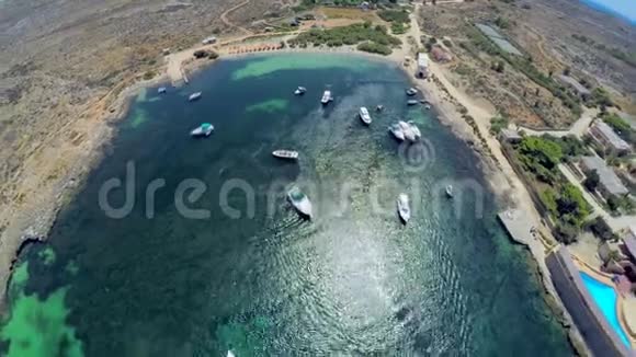 在海里的船空中观景马耳他视频的预览图